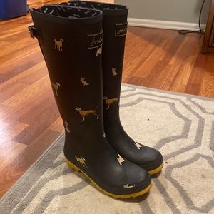 Women’s size 8 Joules rain boots. Navy with yellow lining and dog print